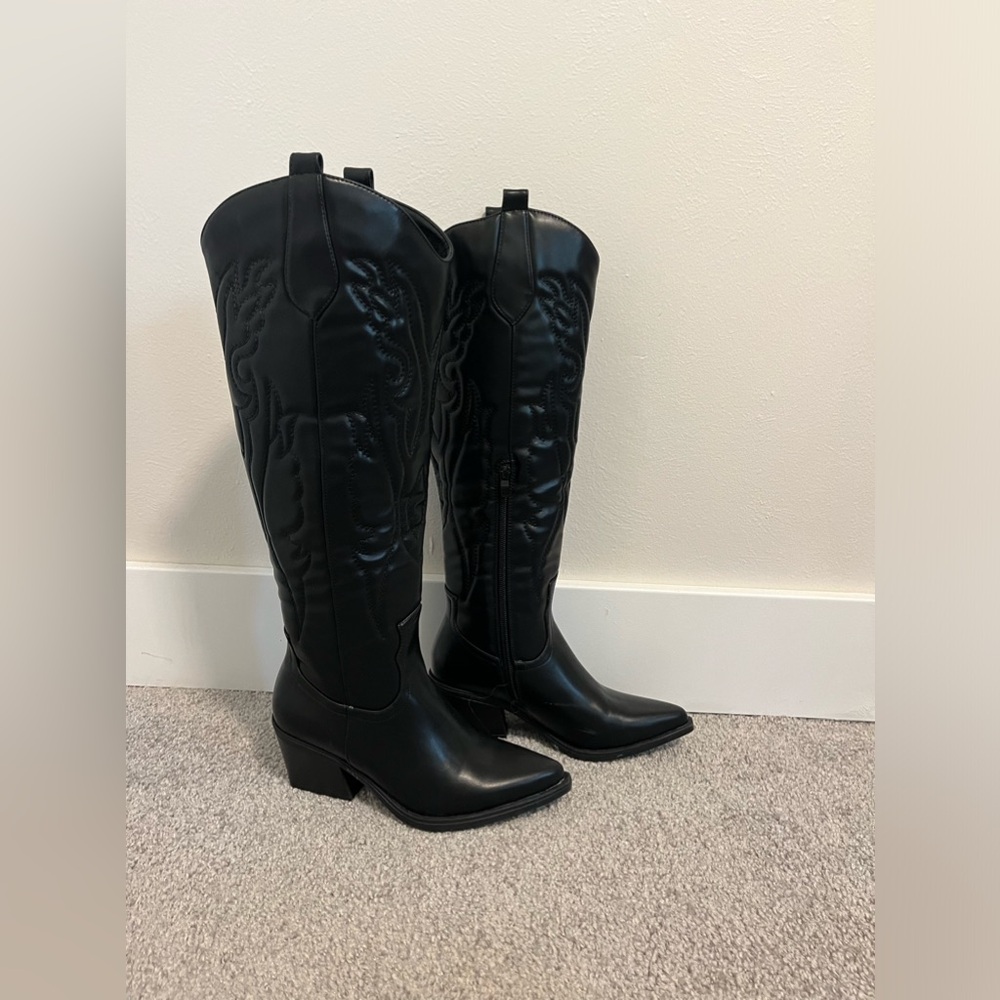 Women Cowboy boots size us 6 / eur 37